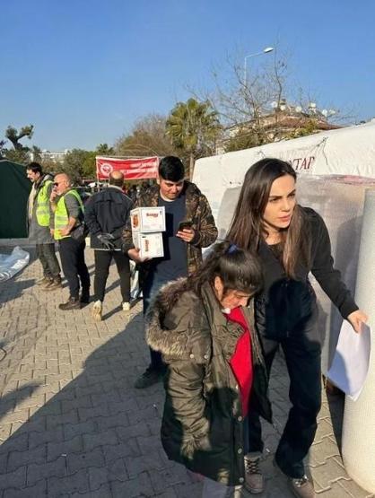 Yağmur Tanrısevsin depremzede çocuklara kayıtsız kalamadı