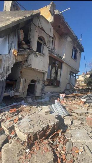 Enkazın altındaki nefes: Deprem uyarısını dinlemeyip kurtardılar