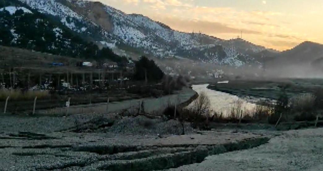 Yollar, araziler ve dağlar yerinden oynadı: Deprem sadece binaları yıkmadı
