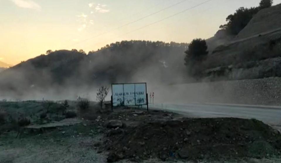 Yollar, araziler ve dağlar yerinden oynadı: Deprem sadece binaları yıkmadı
