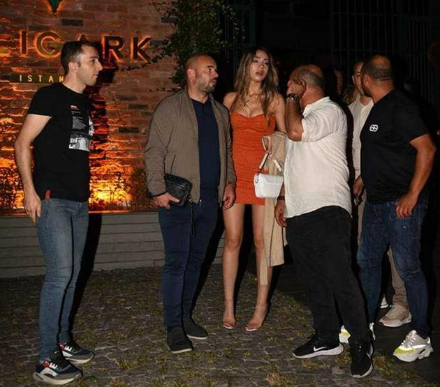 Kısmetse Olur yarışmacısı Wesley Sneijderin aşkı çıktı Sneijder büyük yakalandı Rotindayı kolyesi yakalattı