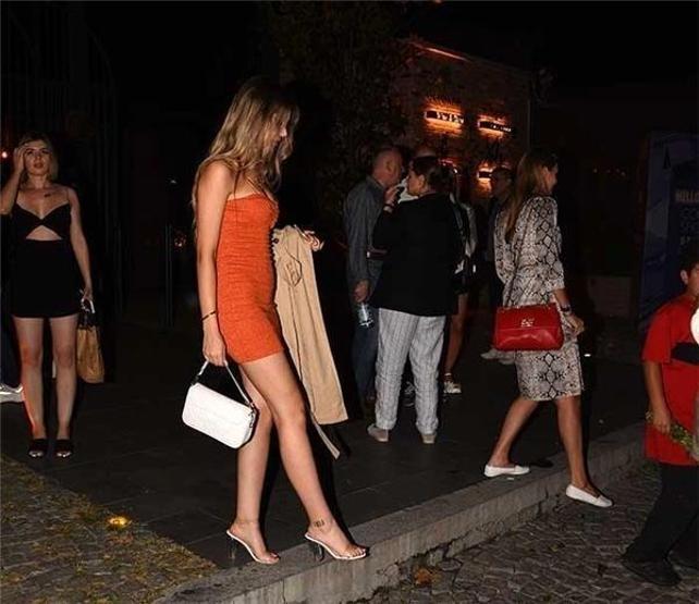 Kısmetse Olur yarışmacısı Wesley Sneijderin aşkı çıktı Sneijder büyük yakalandı Rotindayı kolyesi yakalattı
