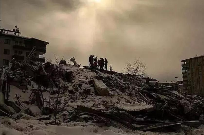Nusret Gökçe yardım çağrısını gökyüzüne yazdırdı