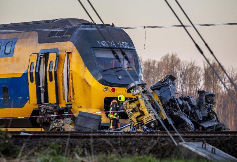 Hollanda’da yolcu treni, iş makinesine çarparak raydan çıktı: 1 ölü, 30 yaralı