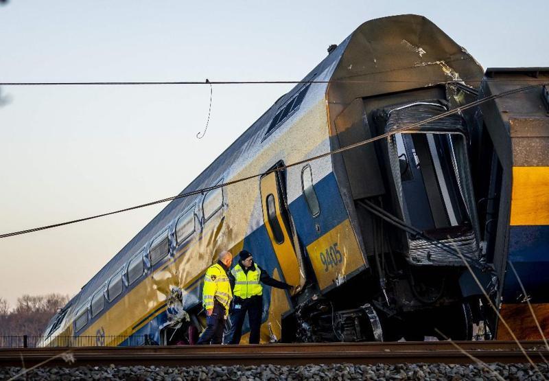 Hollanda’da yolcu treni, iş makinesine çarparak raydan çıktı: 1 ölü, 30 yaralı