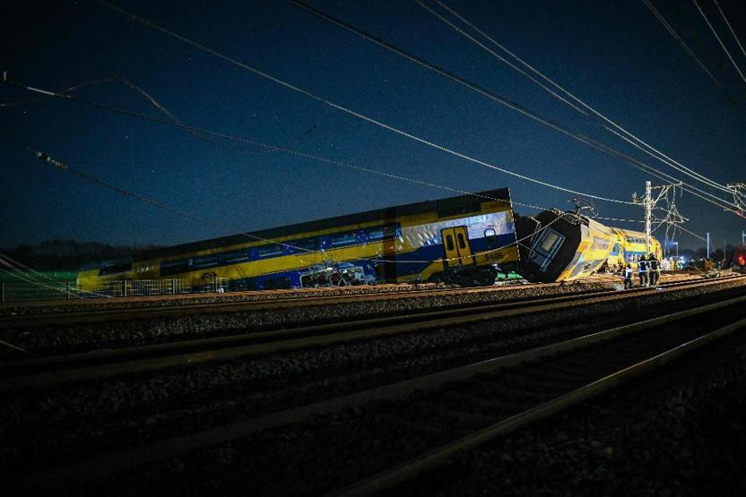 Hollanda’da yolcu treni, iş makinesine çarparak raydan çıktı: 1 ölü, 30 yaralı