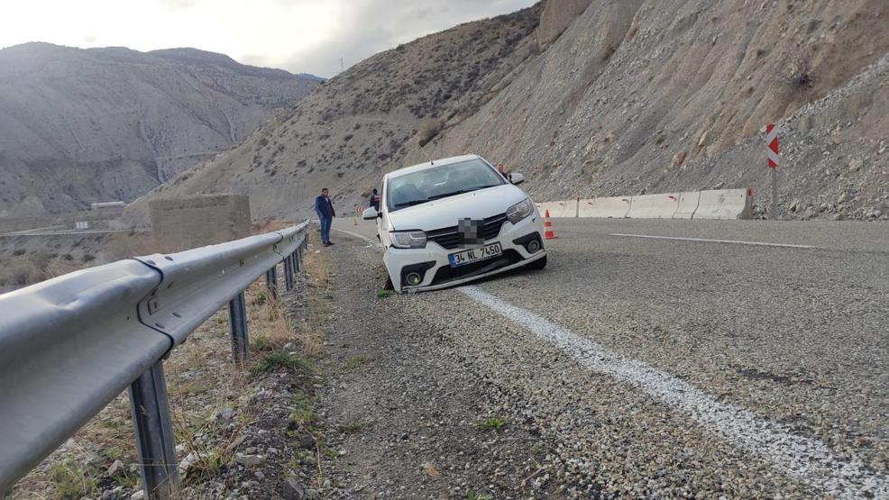 Yola düşen taşlar kazaya neden oldu: Otomobil bariyerlere çarptı