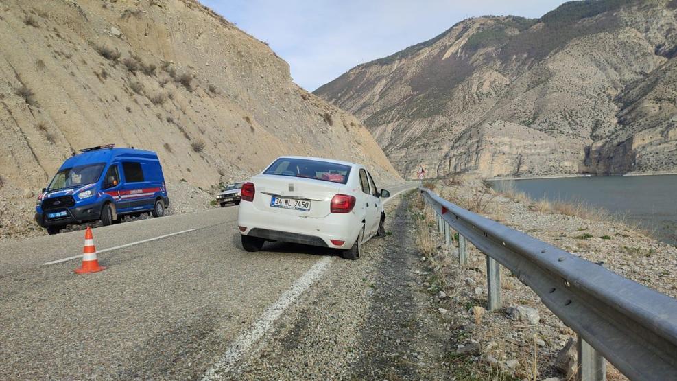 Yola düşen taşlar kazaya neden oldu: Otomobil bariyerlere çarptı