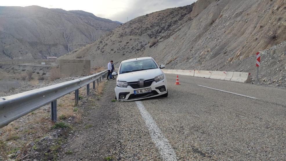Yola düşen taşlar kazaya neden oldu: Otomobil bariyerlere çarptı