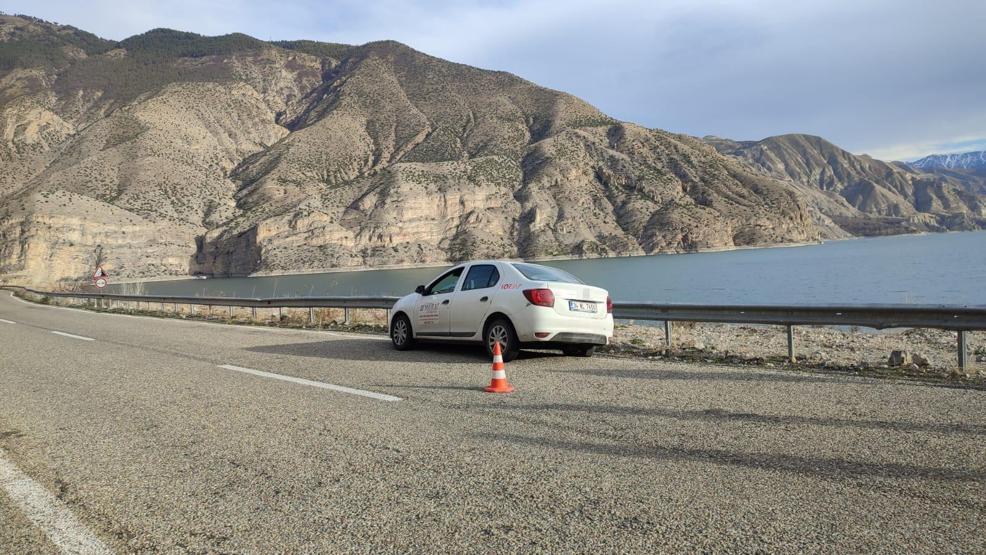 Yola düşen taşlar kazaya neden oldu: Otomobil bariyerlere çarptı