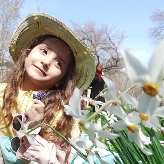 Zerrinkadeh çiçekleri ve terslaleler doğal fotoğraf stüdyosu oldu