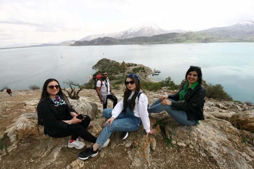 Zerrinkadeh çiçekleri ve terslaleler doğal fotoğraf stüdyosu oldu