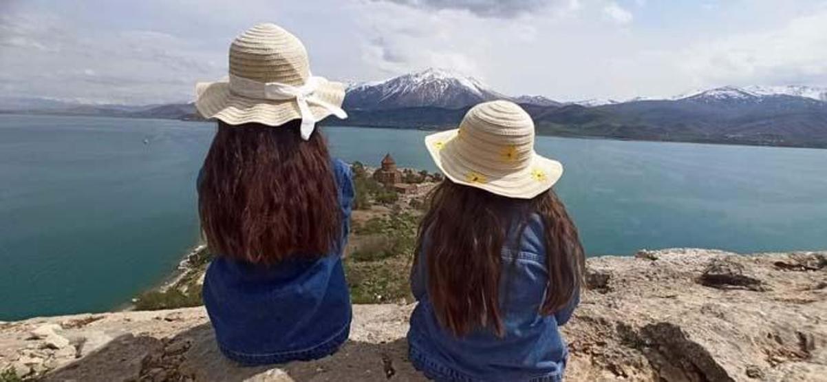 Zerrinkadeh çiçekleri ve terslaleler doğal fotoğraf stüdyosu oldu