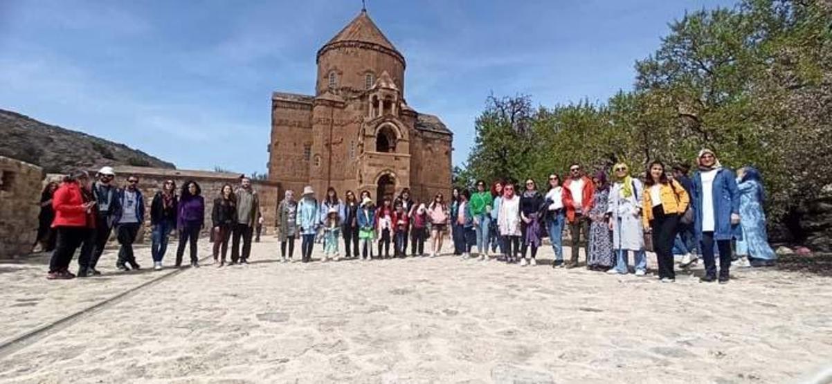 Zerrinkadeh çiçekleri ve terslaleler doğal fotoğraf stüdyosu oldu