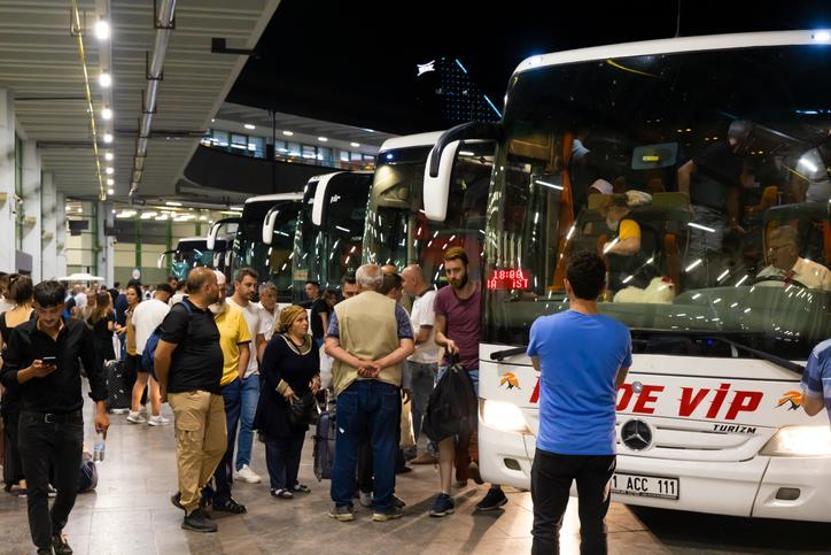 Türkiye seçime gidiyor: Otogarlarda demokrasi seferi