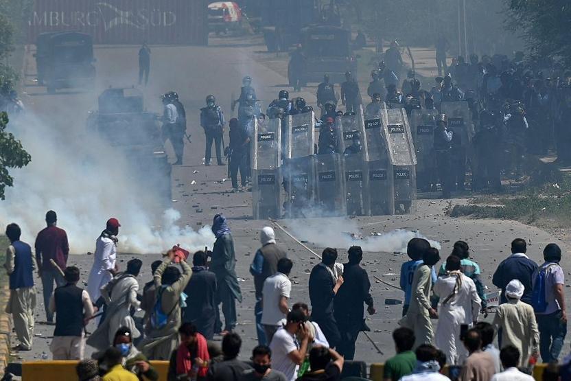 Pakistan'da İmran Han'ın tutuklanmasının ardından başlayan protestolarda can kaybı 9'a çıktı