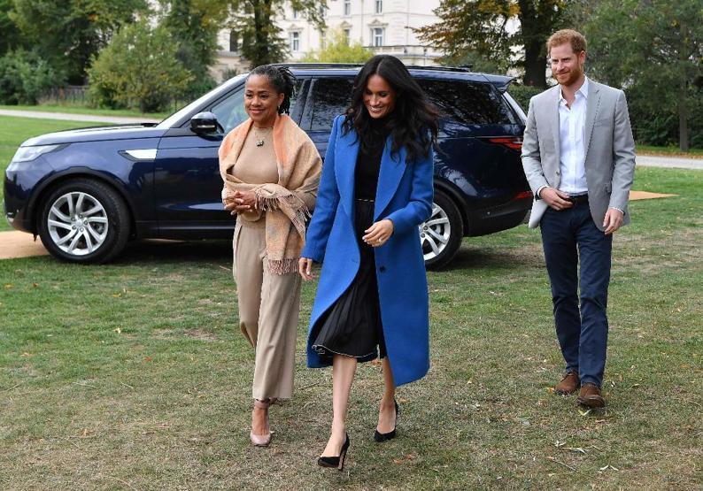 Prens Harry ve Meghan Markle ile gazeteciler arasında iki saat kovalamaca