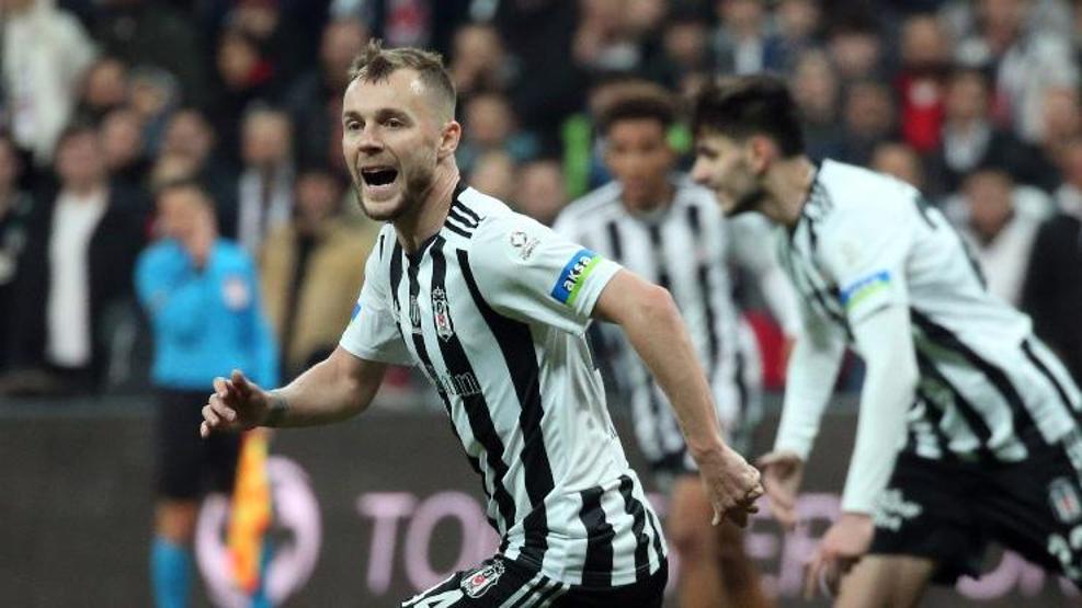 Beşiktaşta iki ismin geleceği netleşti Biri gidiyor, biri kalıyor