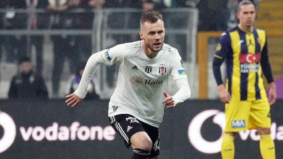 Beşiktaşta iki ismin geleceği netleşti Biri gidiyor, biri kalıyor