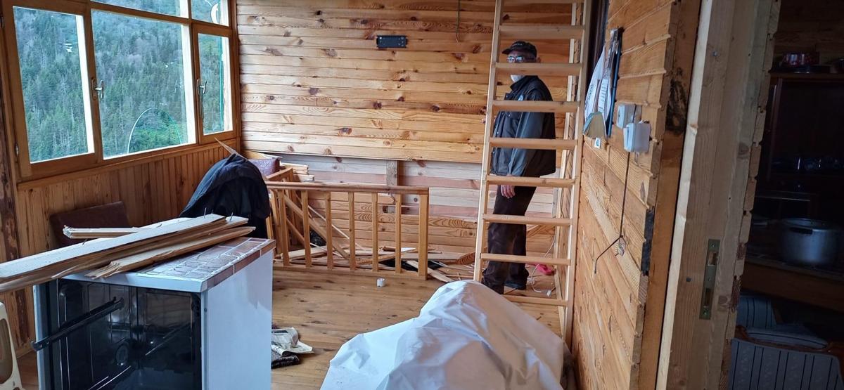 Aç kalan ayılar yayla evlerini talan etti