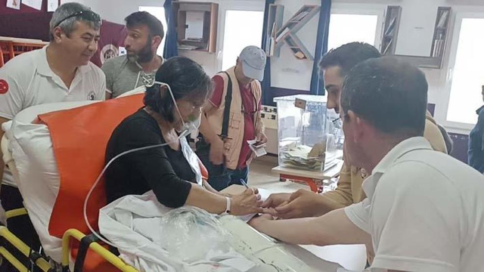Oy kullanmaya oksijen tüpüyle geldi