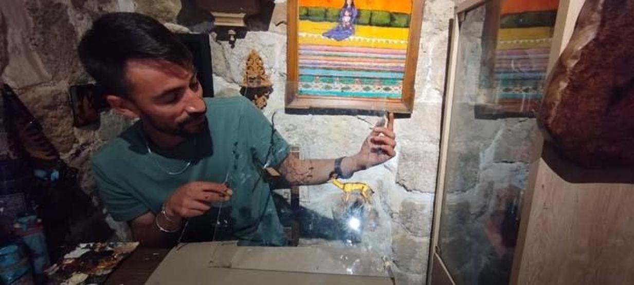 Mardinli ressam resimlerini tuval yerine cama işliyor