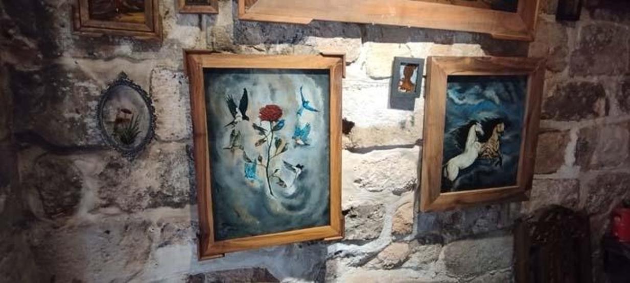 Mardinli ressam resimlerini tuval yerine cama işliyor