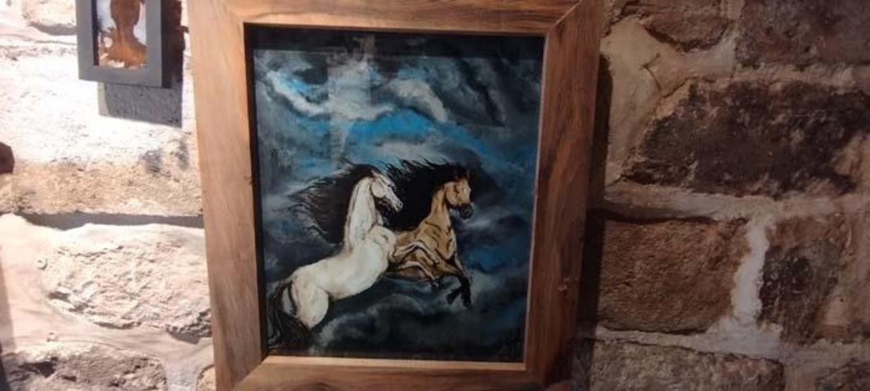 Mardinli ressam resimlerini tuval yerine cama işliyor