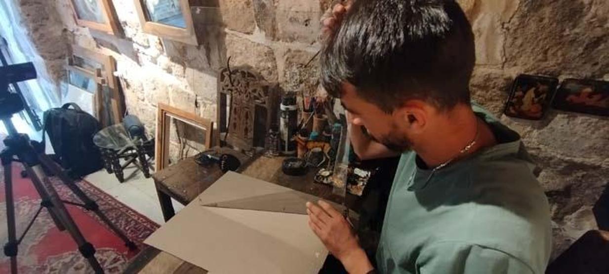 Mardinli ressam resimlerini tuval yerine cama işliyor