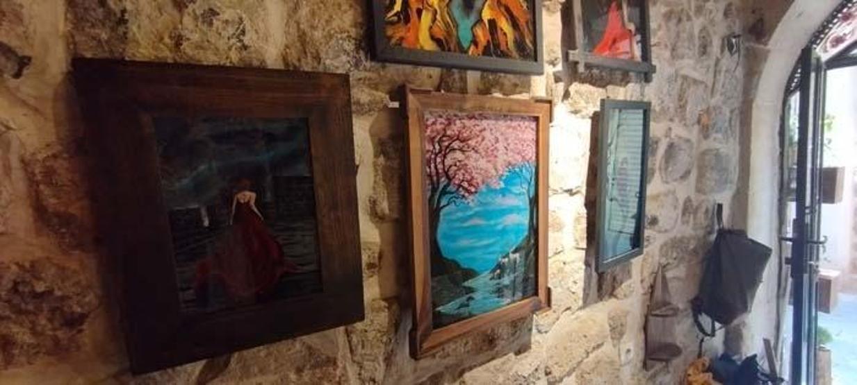 Mardinli ressam resimlerini tuval yerine cama işliyor