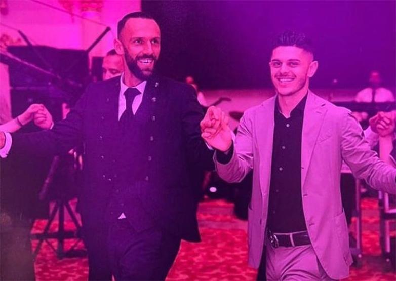Milot Rashica ve Vedat Muriqi düğünde halay çekti