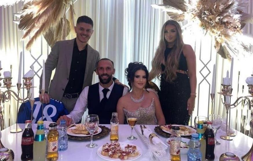 Milot Rashica ve Vedat Muriqi düğünde halay çekti