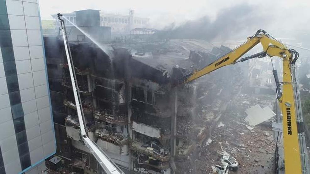 İkitellide yangın çıkan 6 katlı binanın yıkımına başlandı