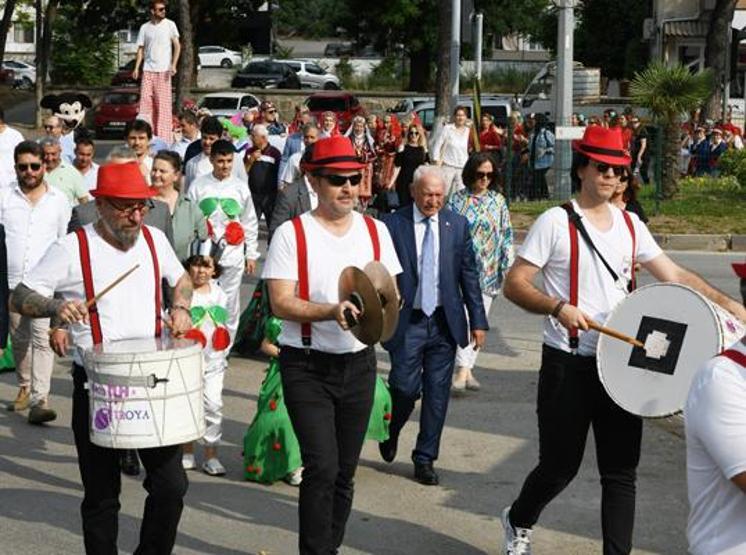 Lapsekide Kiraz Festivali başladı