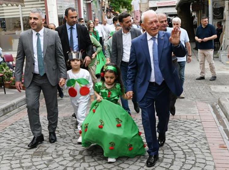 Lapsekide Kiraz Festivali başladı