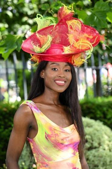 Royal Ascot'ta dörtnala heyecan ve şapka şıklığı