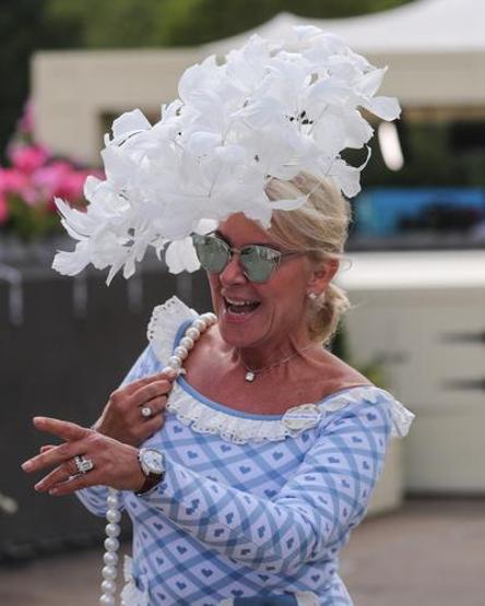 Royal Ascot'ta dörtnala heyecan ve şapka şıklığı