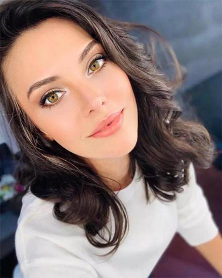 Tuvana Türkay tatilde Pozlarına beğeni yağdı