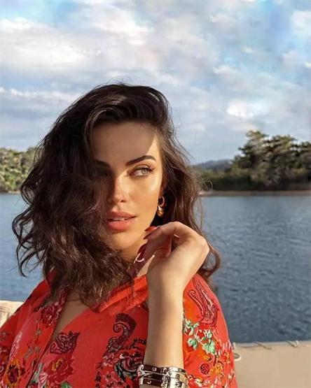 Tuvana Türkay tatilde Pozlarına beğeni yağdı