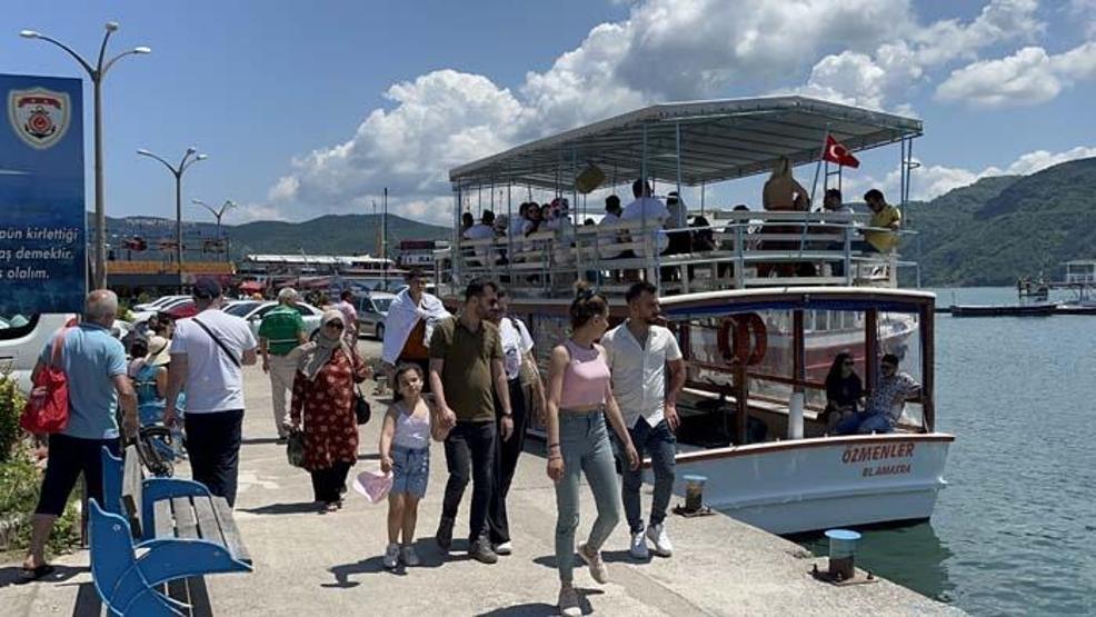 Amasra’da plajlar dolu, tarihi mekanlarda da insan seli yaşandı