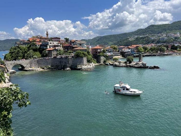 Amasra’da plajlar dolu, tarihi mekanlarda da insan seli yaşandı