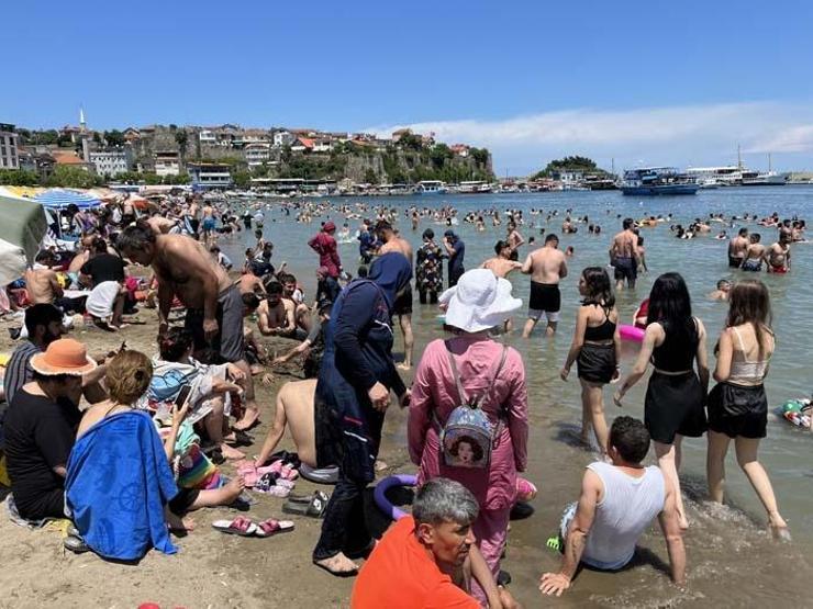 Amasra’da plajlar dolu, tarihi mekanlarda da insan seli yaşandı