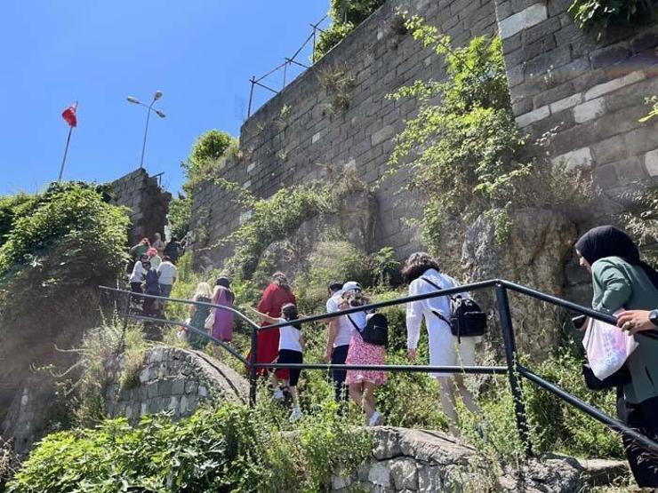Amasra’da plajlar dolu, tarihi mekanlarda da insan seli yaşandı