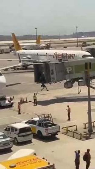 Aprona atlayan baba ve oğul sınır dışı edildi