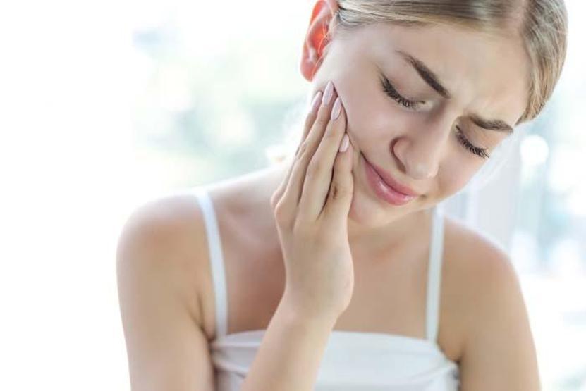 Yüzdeki şimşek çarpması gibi oluşan şiddetli ağrıya dikkat Çoğu kişi dişten kaynaklandığını düşünüyor ama...