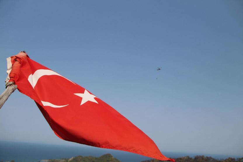 Kemerdeki yangın söndürme çalışmaları sürüyor Adamlar denizi dağa taşıdı