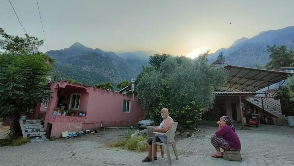Kemerdeki yangın söndürme çalışmaları sürüyor Adamlar denizi dağa taşıdı