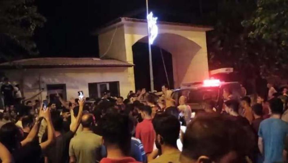 9 yaşındaki çocuğa istismar iddiası mahalleliyi sokağa döktü: Valilikten açıklama geldi