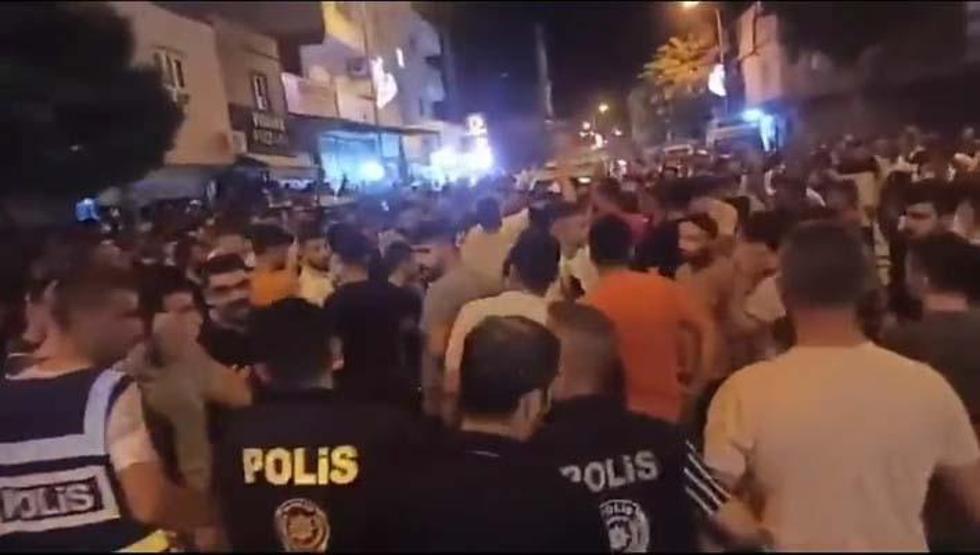 9 yaşındaki çocuğa istismar iddiası mahalleliyi sokağa döktü: Valilikten açıklama geldi