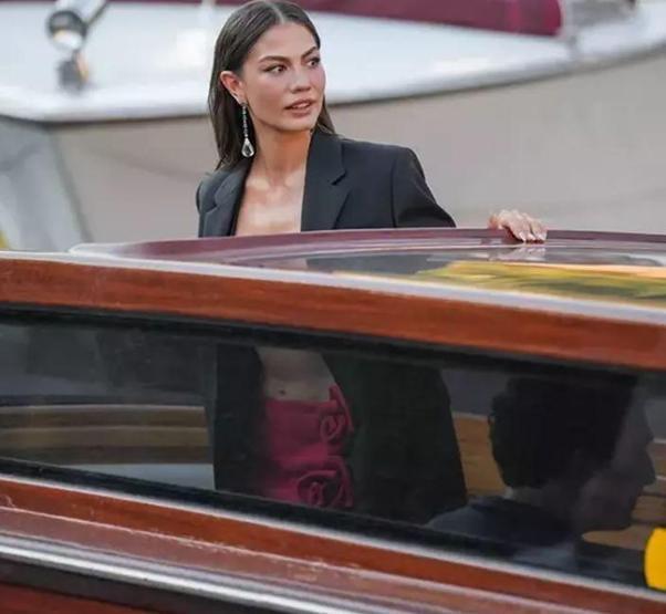 Demet Özdemirin Venedik Film Festivali kombini Eteğinin fiyatı dudak uçuklattı